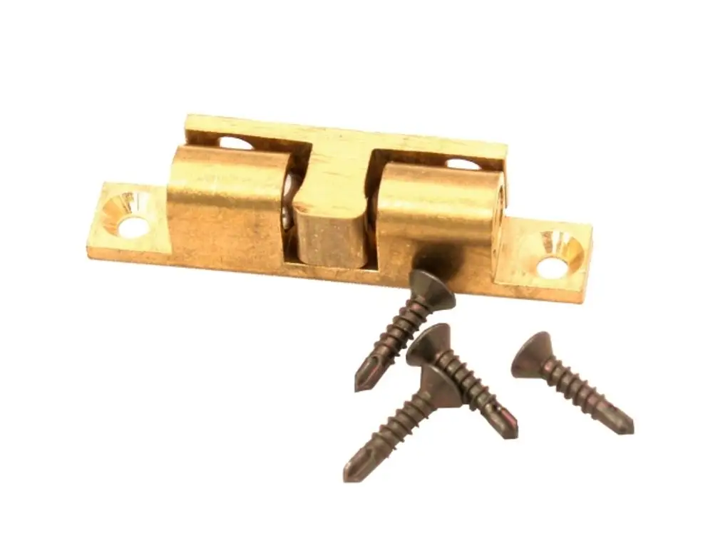 Schnapper für eine Türverkleidung, aus Metall mit zwei Schraubenlöchern zur Befestigung, angeboten von der Marke Wolf. Enthalten sind Schrauben zur Montage.